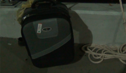 Bỏ lại vali, nam thanh niên bất ngờ nhảy sông tự tử